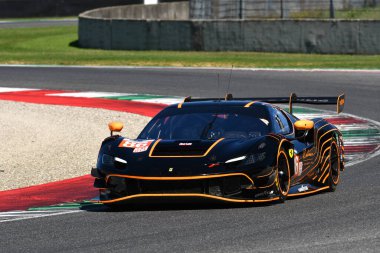 Scarperia, İtalya - 29 Eylül 2024: GR RACING takımının Ferrari 296 LMGT3 WAINWright-PERA-RIGON 'u Mugello' nun 4 saat boyunca görev başında.