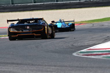 Scarperia, İtalya - 29 Eylül 2024: GR RACING takımının Ferrari 296 LMGT3 WAINWright-PERA-RIGON 'u Mugello' nun 4 saat boyunca görev başında.