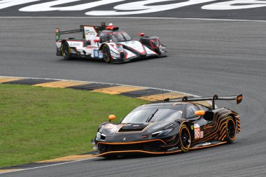 Scarperia, İtalya - 29 Eylül 2024: GR RACING takımının Ferrari 296 LMGT3 WAINWright-PERA-RIGON 'u Mugello' nun 4 saat boyunca görev başında.