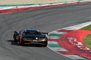 Scarperia, İtalya - 29 Eylül 2024: GR RACING takımının Ferrari 296 LMGT3 WAINWright-PERA-RIGON 'u Mugello' nun 4 saat boyunca görev başında.