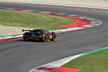 Scarperia, İtalya - 29 Eylül 2024: GR RACING takımının Ferrari 296 LMGT3 WAINWright-PERA-RIGON 'u Mugello' nun 4 saat boyunca görev başında.