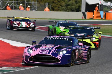 Scarperia, İtalya - 29 Eylül 2024: BERRY-HANAFIN-ADAM 'ın GRID MOTORSPORT ekibinden Aston Martin Vantage AMR LMGT3.