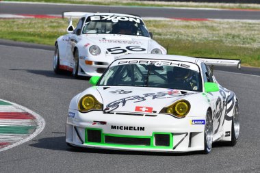 Scarperia, 5 Nisan 2024: Porsche 996 GT3-RSR 2006 Mugello Classic 2024 sırasında İtalya 'daki Mugello Pisti' nde faaliyet göstermektedir..
