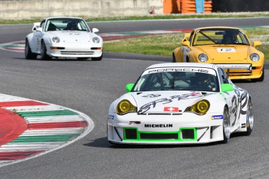 Scarperia, 5 Nisan 2024: Porsche 996 GT3-RSR 2006 Mugello Classic 2024 sırasında İtalya 'daki Mugello Pisti' nde faaliyet göstermektedir..