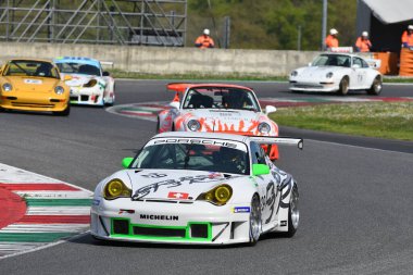Scarperia, 5 Nisan 2024: Porsche 996 GT3-RSR 2006 Mugello Classic 2024 sırasında İtalya 'daki Mugello Pisti' nde faaliyet göstermektedir..