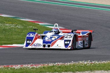 Scarperia, 5 Nisan 2024: Lola-MG EX257 2001 Mugello Classic 2024 sırasında İtalya 'daki Mugello Circuit.