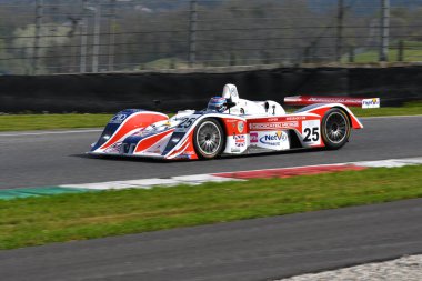 Scarperia, 5 Nisan 2024: Lola-MG EX257 2001 Mugello Classic 2024 sırasında İtalya 'daki Mugello Circuit.