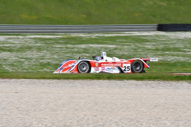 Scarperia, 5 Nisan 2024: Lola-MG EX257 2001 Mugello Classic 2024 sırasında İtalya 'daki Mugello Circuit.