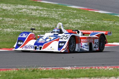 Scarperia, 5 Nisan 2024: Lola-MG EX257 2001 Mugello Classic 2024 sırasında İtalya 'daki Mugello Circuit.