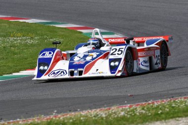 Scarperia, 5 Nisan 2024: Lola-MG EX257 2001 Mugello Classic 2024 sırasında İtalya 'daki Mugello Circuit.