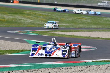 Scarperia, 5 Nisan 2024: Lola-MG EX257 2001 Mugello Classic 2024 sırasında İtalya 'daki Mugello Circuit.