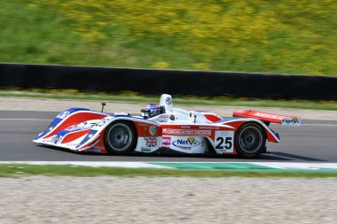 Scarperia, 5 Nisan 2024: Lola-MG EX257 2001 Mugello Classic 2024 sırasında İtalya 'daki Mugello Circuit.