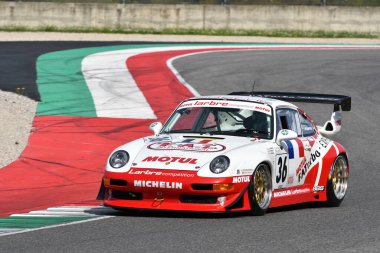 Scarperia, 5 Nisan 2024: Porsche 993 GT2 yılı 1997 Mugello Classic 2024 sırasında İtalya 'daki Mugello Pisti' nde faaliyet göstermektedir..