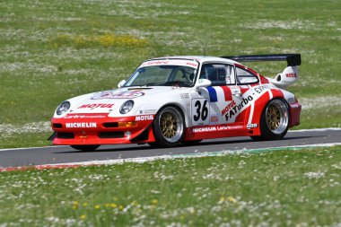 Scarperia, 5 Nisan 2024: Porsche 993 GT2 yılı 1997 Mugello Classic 2024 sırasında İtalya 'daki Mugello Pisti' nde faaliyet göstermektedir..