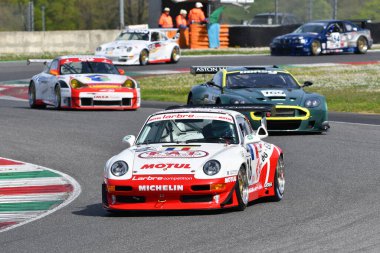 Scarperia, 5 Nisan 2024: Porsche 993 GT2 yılı 1997 Mugello Classic 2024 sırasında İtalya 'daki Mugello Pisti' nde faaliyet göstermektedir..