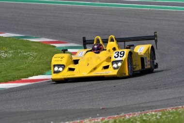 Scarperia, 5 Nisan 2024: Lola B0540 yıl 2005 Mugello Classic 2024 'te İtalya' daki Mugello Pisti 'nde.