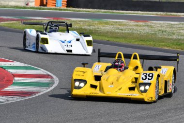 Scarperia, 5 Nisan 2024: Lola B0540 yıl 2005 Mugello Classic 2024 'te İtalya' daki Mugello Pisti 'nde.