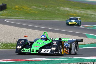 Scarperia, 5 Nisan 2024: Lola-MG EX257 yıl 2002 Mugello Classic 2024 tarihinde İtalya 'daki Mugello Pisti' nde faaliyet gösterdi.