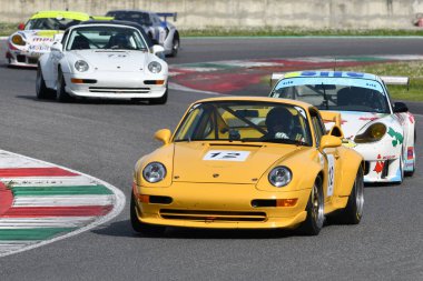 Scarperia, 5 Nisan 2024: Porsche 993 GT2 yıl 1996 Mugello Classic 2024 'te İtalya' daki Mugello Pisti 'nde.