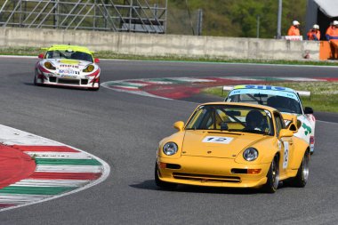 Scarperia, 5 Nisan 2024: Porsche 993 GT2 yıl 1996 Mugello Classic 2024 'te İtalya' daki Mugello Pisti 'nde.