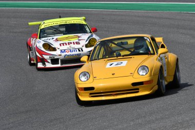 Scarperia, 5 Nisan 2024: Porsche 993 GT2 yıl 1996 Mugello Classic 2024 'te İtalya' daki Mugello Pisti 'nde.