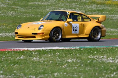 Scarperia, 5 Nisan 2024: Porsche 993 GT2 yıl 1996 Mugello Classic 2024 'te İtalya' daki Mugello Pisti 'nde.