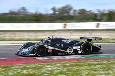 Scarperia, 5 Nisan 2024: Bentley Speed 8 yıl 2000 Mugello Classic 2024 'te İtalya' daki Mugello Pisti 'nde.