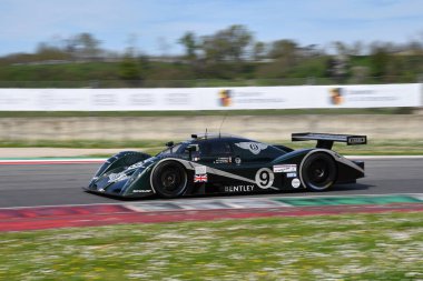 Scarperia, 5 Nisan 2024: Bentley Speed 8 yıl 2000 Mugello Classic 2024 'te İtalya' daki Mugello Pisti 'nde.