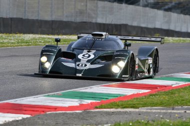 Scarperia, 5 Nisan 2024: Bentley Speed 8 yıl 2000 Mugello Classic 2024 'te İtalya' daki Mugello Pisti 'nde.