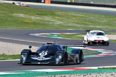 Scarperia, 5 Nisan 2024: Bentley Speed 8 yıl 2000 Mugello Classic 2024 'te İtalya' daki Mugello Pisti 'nde.