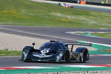 Scarperia, 5 Nisan 2024: Bentley Speed 8 yıl 2000 Mugello Classic 2024 'te İtalya' daki Mugello Pisti 'nde.