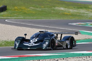 Scarperia, 5 Nisan 2024: Bentley Speed 8 yıl 2000 Mugello Classic 2024 'te İtalya' daki Mugello Pisti 'nde.