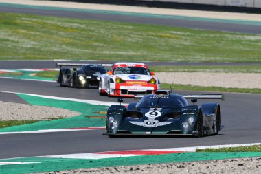 Scarperia, 5 Nisan 2024: Bentley Speed 8 yıl 2000 Mugello Classic 2024 'te İtalya' daki Mugello Pisti 'nde.