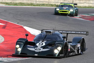 Scarperia, 5 Nisan 2024: Bentley Speed 8 yıl 2000 Mugello Classic 2024 'te İtalya' daki Mugello Pisti 'nde.
