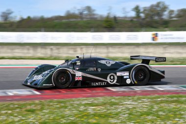 Scarperia, 5 Nisan 2024: Bentley Speed 8 yıl 2000 Mugello Classic 2024 'te İtalya' daki Mugello Pisti 'nde.