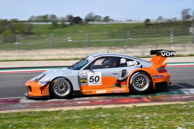 Scarperia, 5 Nisan 2024: Porsche 996 RSR TT 2006 Mugello Classic 2024 sırasında İtalya 'daki Mugello Pisti' nde faaliyet göstermektedir..