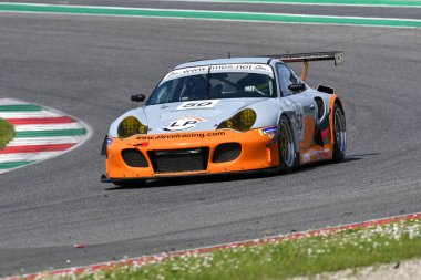 Scarperia, 5 Nisan 2024: Porsche 996 RSR TT 2006 Mugello Classic 2024 sırasında İtalya 'daki Mugello Pisti' nde faaliyet göstermektedir..