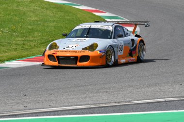 Scarperia, 5 Nisan 2024: Porsche 996 RSR TT 2006 Mugello Classic 2024 sırasında İtalya 'daki Mugello Pisti' nde faaliyet göstermektedir..