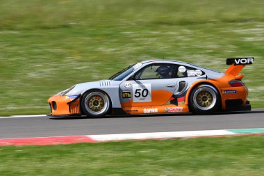 Scarperia, 5 Nisan 2024: Porsche 996 RSR TT 2006 Mugello Classic 2024 sırasında İtalya 'daki Mugello Pisti' nde faaliyet göstermektedir..