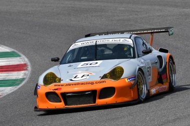 Scarperia, 5 Nisan 2024: Porsche 996 RSR TT 2006 Mugello Classic 2024 sırasında İtalya 'daki Mugello Pisti' nde faaliyet göstermektedir..