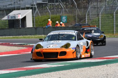 Scarperia, 5 Nisan 2024: Porsche 996 RSR TT 2006 Mugello Classic 2024 sırasında İtalya 'daki Mugello Pisti' nde faaliyet göstermektedir..