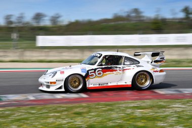 Scarperia, 5 Nisan 2024: Porsche 993 GT2 yıl 1996 Mugello Classic 2024 'te İtalya' daki Mugello Pisti 'nde.