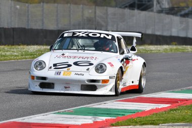 Scarperia, 5 Nisan 2024: Porsche 993 GT2 yıl 1996 Mugello Classic 2024 'te İtalya' daki Mugello Pisti 'nde.