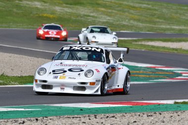 Scarperia, 5 Nisan 2024: Porsche 993 GT2 yıl 1996 Mugello Classic 2024 'te İtalya' daki Mugello Pisti 'nde.