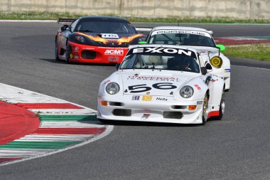 Scarperia, 5 Nisan 2024: Porsche 993 GT2 yıl 1996 Mugello Classic 2024 'te İtalya' daki Mugello Pisti 'nde.