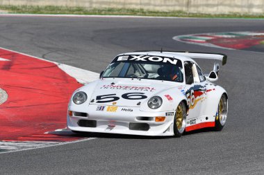 Scarperia, 5 Nisan 2024: Porsche 993 GT2 yıl 1996 Mugello Classic 2024 'te İtalya' daki Mugello Pisti 'nde.