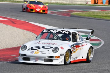 Scarperia, 5 Nisan 2024: Porsche 993 GT2 yıl 1996 Mugello Classic 2024 'te İtalya' daki Mugello Pisti 'nde.