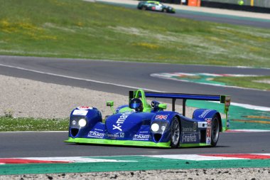 Scarperia, 5 Nisan 2024: Dallara SP1 yılı 2002 Mugello Classic 2024 sırasında İtalya 'daki Mugello Pisti' nde faaliyet gösterdi.