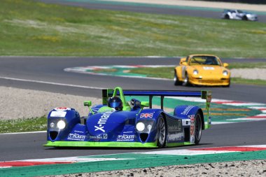 Scarperia, 5 Nisan 2024: Dallara SP1 yılı 2002 Mugello Classic 2024 sırasında İtalya 'daki Mugello Pisti' nde faaliyet gösterdi.