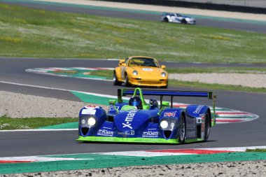 Scarperia, 5 Nisan 2024: Dallara SP1 yılı 2002 Mugello Classic 2024 sırasında İtalya 'daki Mugello Pisti' nde faaliyet gösterdi.